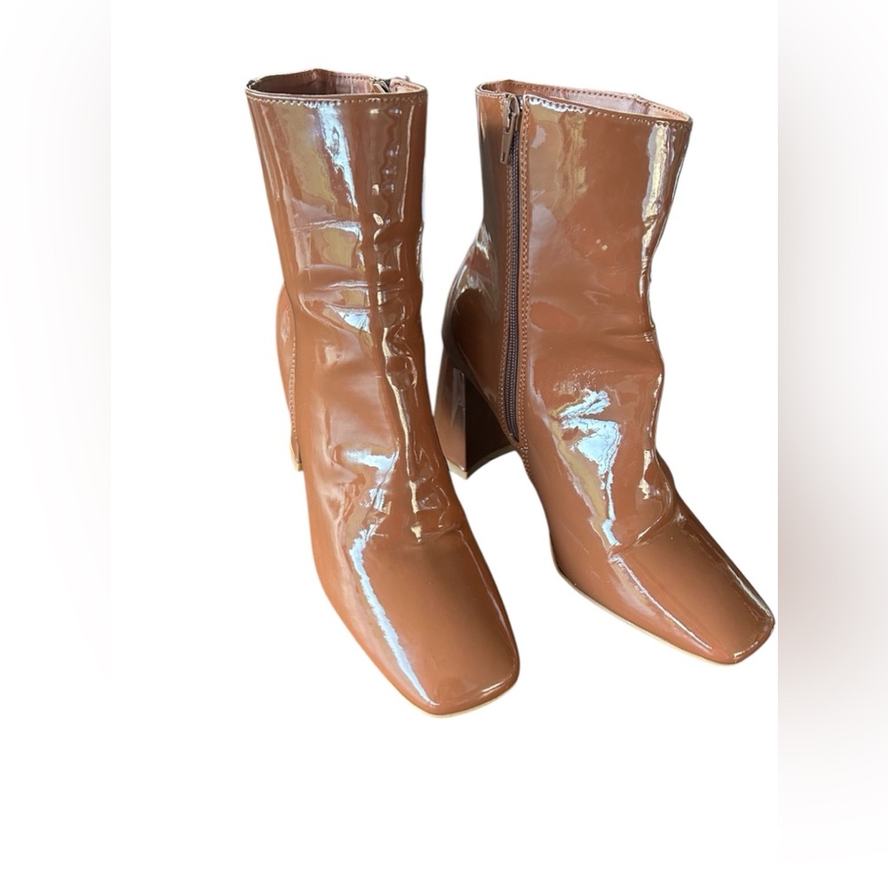 Women heels boots color brown size 9/39 used condition 
Side zipper chunky heels